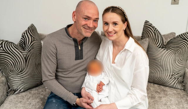 El bebé Kai es sostenido por sus padres Peter Hickles (47 años) y Aurelija Aperaviciute (32 años). Foto: Louis Wood