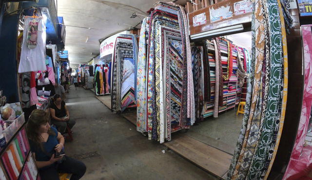 Conforme a la norma, la MPCh debe recuperar las tiendas para construir un moderno centro de abasto. Foto: La República