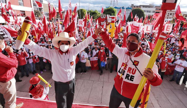 Pedro Castillo, Vladimir Cerrón y simpatizantes de Perú Libre en la campaña del 2021.