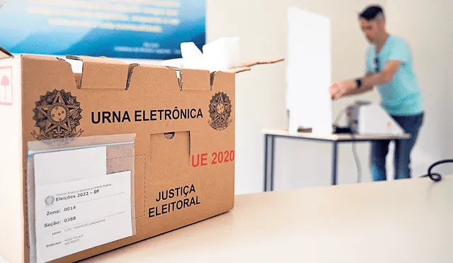 Brasilia. Alistan urna electrónica en una mesa de votación.