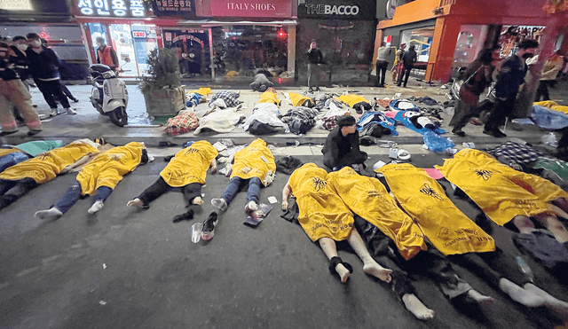 Víctimas. Cadáveres a lo largo de una vía en el distrito Itaewon de Seúl después de una estampida durante las fiestas de Halloween.