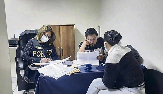 23 de octubre de 2021. Cáceres es conducido a una comisaría para que brinde su información personal. Contra él pesaba una orden de detención. Foto: La República