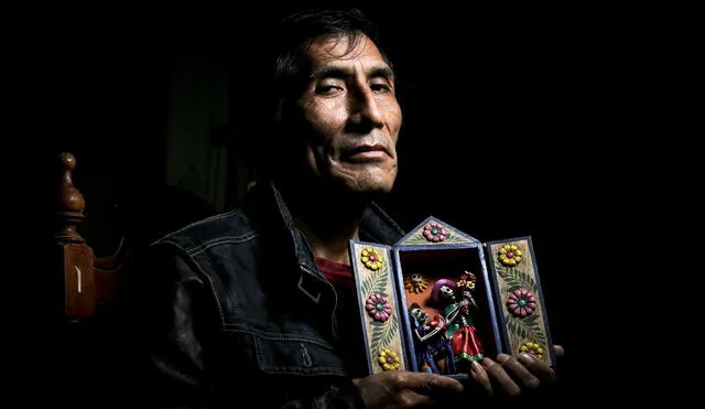 El artesano Jesús Sánchez posa con un retablo de esqueletos, que exporta a México y Estados Unidos. Foto: John Reyes/La República