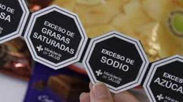 Los octógonos alertan si un producto es alto en azúcar, sodio o grasas saturadas. Foto: Andina