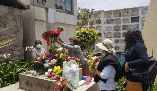 En este día los peruanos acuden a los cementerios a visitar a sus familiares fallecidos. Foto: Archivo LR