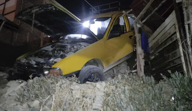 El vehículo de color amarillo quedó dentro de la vivienda de material rústico. Foto: RSD Chimbote