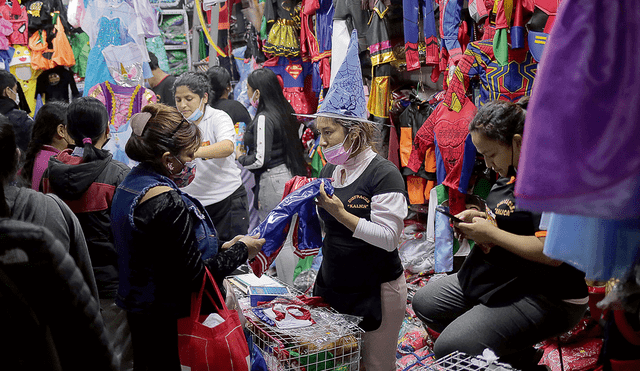 Reactivación. Comerciantes de Lima y provincias invierten entre S/5.000 y S/6.000 para sus campañas del 31 de octubre. Foto: Gerardo Marín/ La República