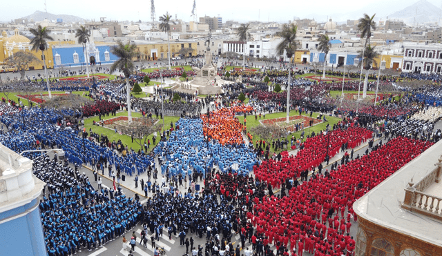 Asistentes, entre los que destacaron los escolares, coparon la plaza de Armas. Foto: Carlos Montalván