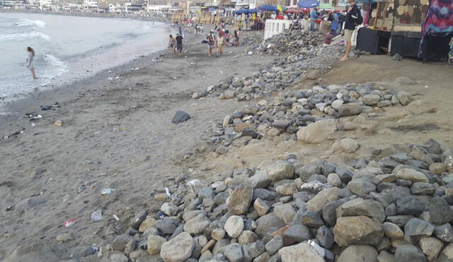 Huanchaco va perdiendo sus amplias playas por la erosión costera. Foto: La República Huanchaco va perdiendo sus amplias playas por la erosión costera. Foto: La República