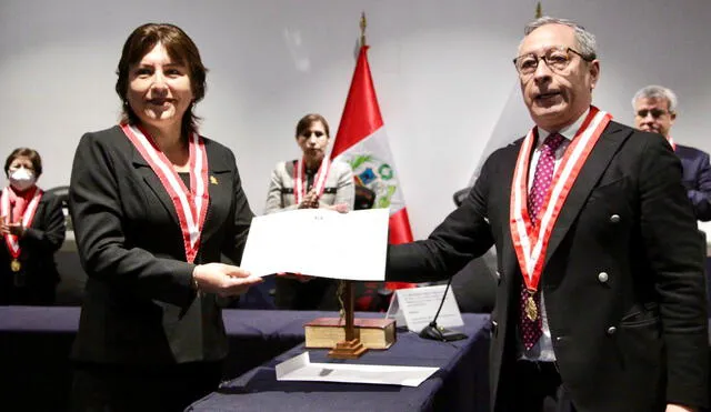Delia Espinoza Valenzuela, al recibir su título de fiscal suprema titular. Foto: difusión JNJ