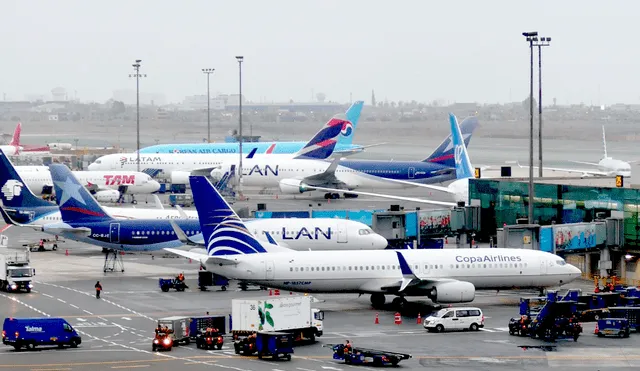 Aviones con colores blancos estacionados en el Aeropuerto Internacional Jorge Chávez. Foto: Aeropuerto Jorge Chávez