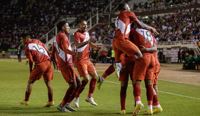 Jugadores de la selección peruana celebrando el gol del triunfo. Foto: Rodrigo Talavera/La República