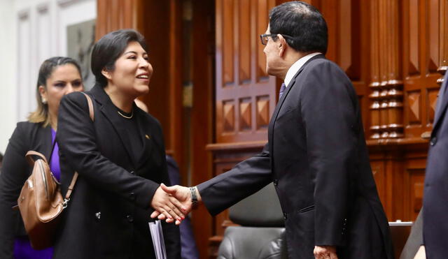 Saludo entre Chávez Chino y Williams Zapata previo a la presentación del infructuoso proyecto de presupuesto para el 2023. Foto: Congreso