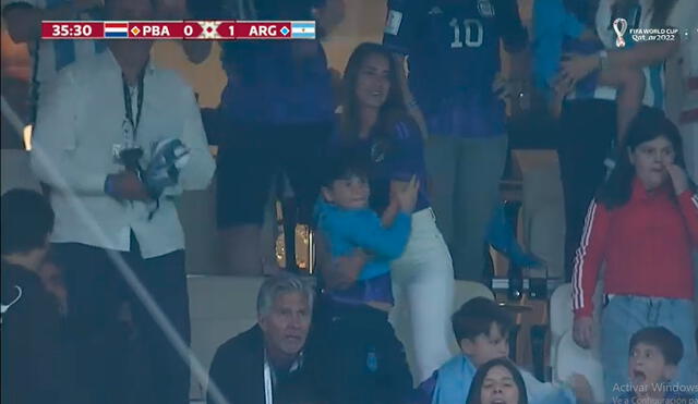 Tras anotar el gol argentino, Antonela Roccuzzo abrazó emotivamente a su hijo Ciro Messi. Foto: captura de TyC Sports