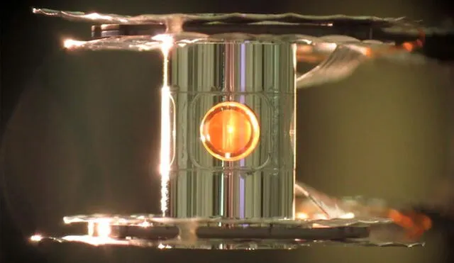 El cilindro de oro con la esfera de hidrógeno en el centro. En este sistema tiene lugar la fusión nuclear. Foto: NIF
