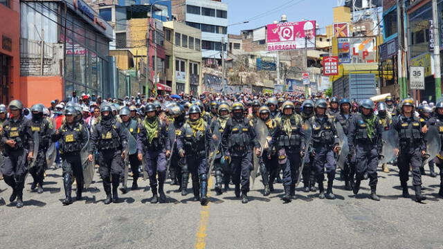 Agentes de la Policía resguardaron a los manifestantes este 14 de diciembre. Foto: Leonela Aquino/URPI