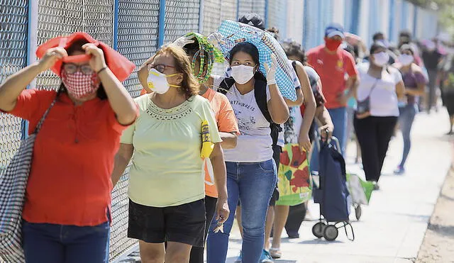 Calor. Ante la proximidad del pico del verano, Senamhi recomienda usar sombrillas y bloqueadores. Foto: La República