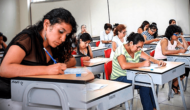 Los docentes con más de 3 años de contrato pueden acogerse a esta ley. Foto: composición LR