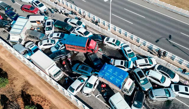 En la colisión se vieron envueltos autos y camiones. Foto: EFE / Video: La Vanguardia