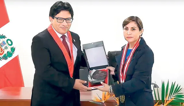 Fiscales. El 22 de noviembre, Patricia Benavides recibió el reconocimiento del coordinador del subsistema, Luis Valdivia Calderón. Foto: difusión