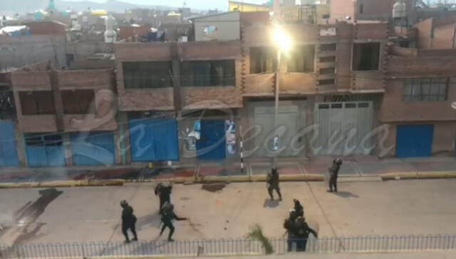 Enfrentamiento entre ciudadanos y policías se registran en Juliaca - Puno. Foto: captura La Decana