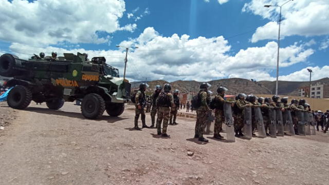 Agentes del orden protegen el aeropuerto Alejandro Velasco Astete de Cusco. Foto: Alexander Flores/URPI