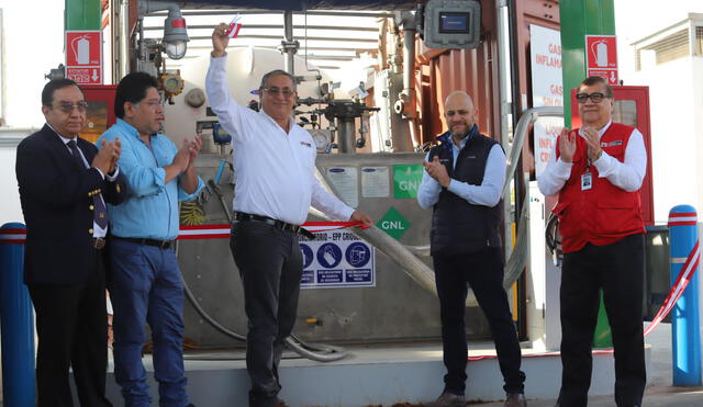 Ministro de Energía y Minas, Oscar Vera, felicitó la inversión de Calidda. Foto: difusión