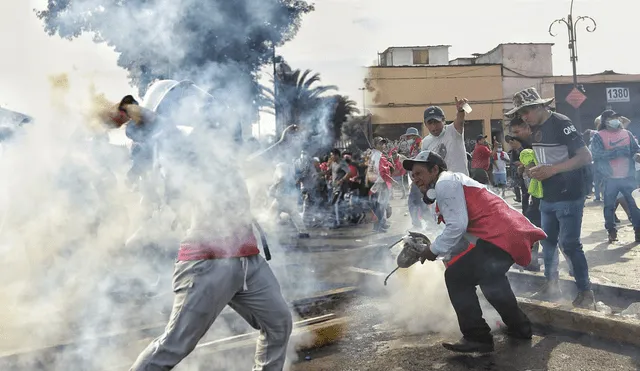 La Policía usa las bombas lacrimógenas para controlar las marchas en contra Dina Boluarte. Foto: composición LR/Antonio Melgarejo/La República