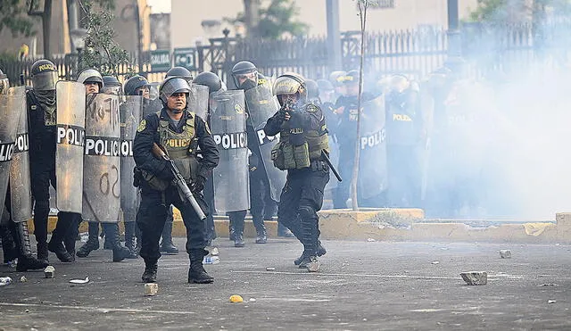 Se registra disparos de gases contra los manifestantes. Foto: AFP