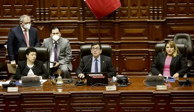 La lentitud de la Mesa Directiva para programar el debate y segunda votación del adelanto de elecciones refleja que en el Congreso no hay sentido de urgencia para salir de esta crisis política, que los incluye. Foto. Antonio Melgarejo/La República