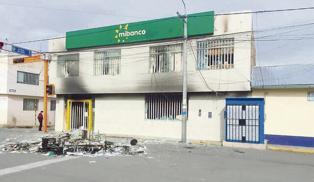 Vándalos. Así quedó la fachada de la microfi nanciera Mibanco, en la región Puno, luego de que fuera incendiada por quienes participaban en una protesta. Foto: difusión