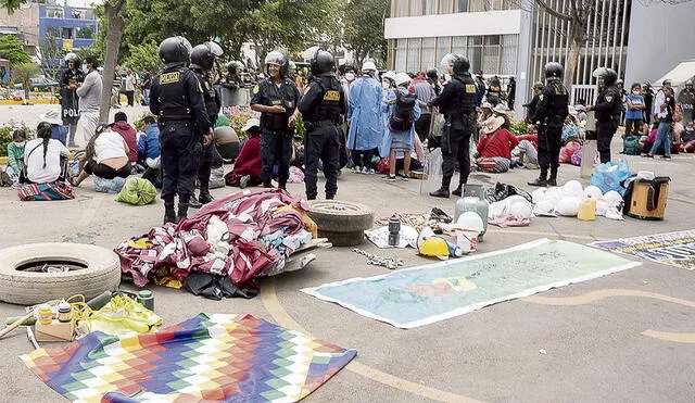 Represión. En el allanamiento que la Policía realizó en San Marcos se golpeó, amenazó y humilló a los estudiantes y manifestantes que habían sido albergados. Foto: AFP