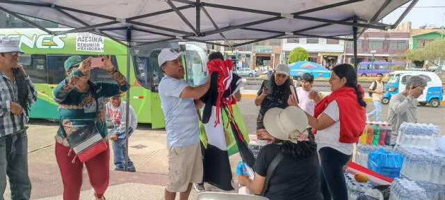 Ciudadanos en Tacna llevan donativos para manifestantes que viajan a Lima