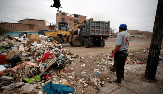 La avenida Chiclayo acumula gran cantidad de desperdicios. Foto: Clinton Medina/ La República