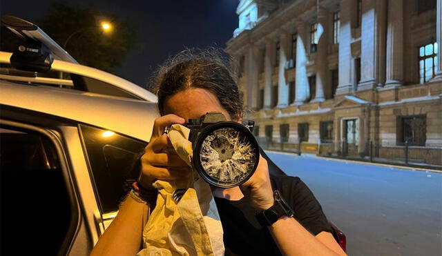 Guadalupe Pardo, fotógrafa que cubría las protestas en Lima el último martes, casi pierde la vista por un perdigón. Foto: Twitter/AFPP
