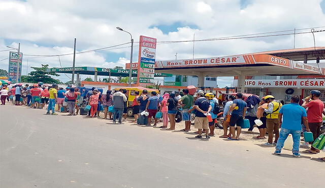 Angustia. Las colas largas son una constante en Madre de Dios, en estaciones donde sí venden combustibles, pero caros, o en ferias con alimentos enviados por avión. Foto: difusión