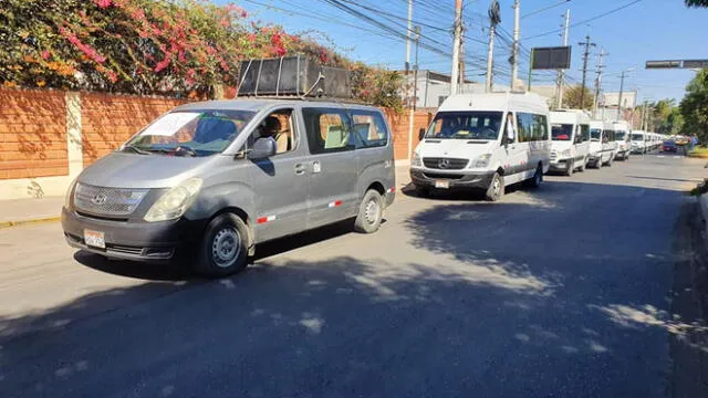 Marcha rodante de minivans en Arequipa. Foto: GLR