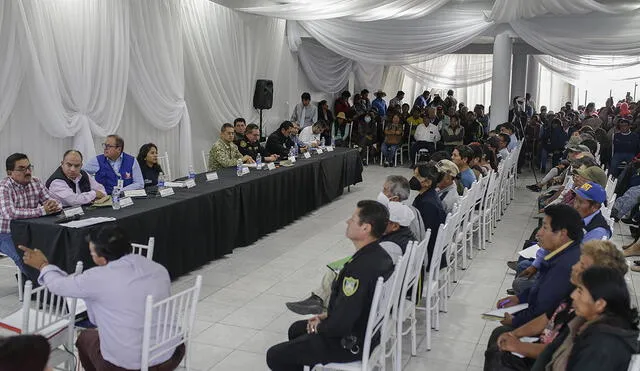 ¿Los engañaron? Según los dirigentes los convocaron a una reunión con el alcalde, sin embargo, aparecieron el jefe militar y policial para pedirles paz. Foto: Rodrigo Talavera/ La República