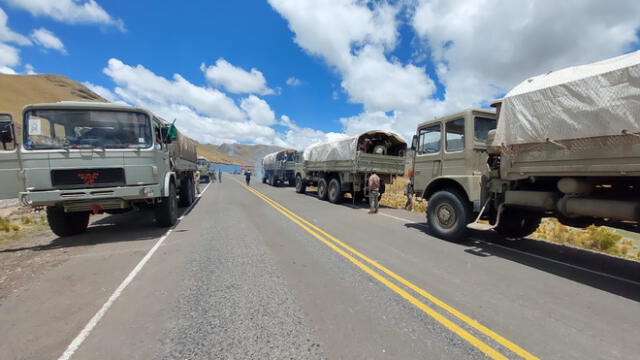 Detenidos. Vehículos del Ejército están parados en la vía de ingreso de Moquegua a Puno. Los militares se fueron a pie. Foto: La República