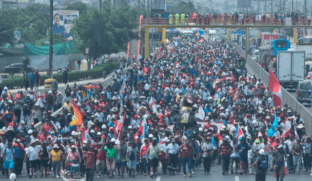 Cientos de manifestantes se dirigen hacia el Centro Histórico de Lima desde la zona norte de la capital.