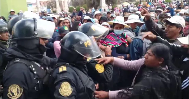 Puno. Comuneros de Laraqueri impidieron el paso de los policías por su distrito. Foto: Captura Radio Melodia Laraqueri