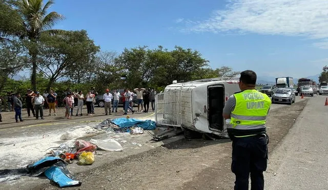 Los testigos indicaron que el conductor perdió el control del vehículo y terminó volcándose en el carril contrario.