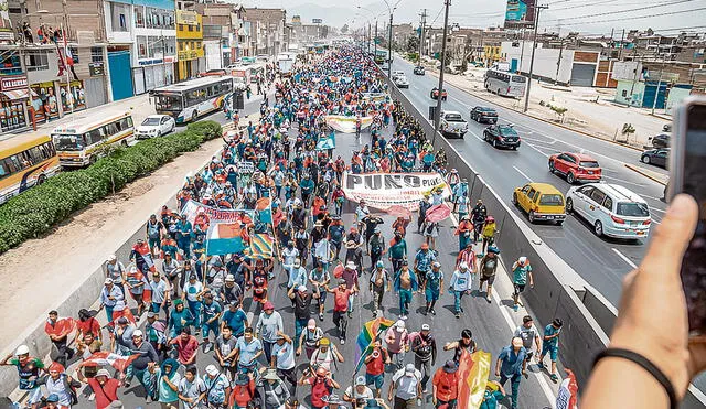 Multitudinario. Masiva movilización de delegaciones de provincias y colectivos de Lima avanzaron desde Puente Piedra por la Panamericana Norte. Foto: John Reyes/La República