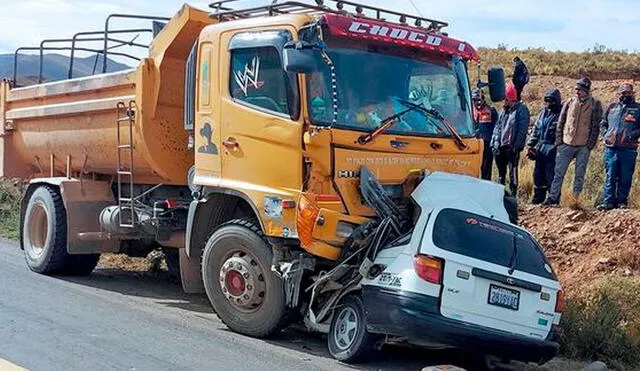 Fatal choque entre un camión y un auto, en el municipio de Sacaca, Oruro (Bolivia). Foto: APG