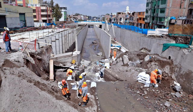 Agua. Se acumuló y llegó a 80 centímetros en el cauce. Foto: La República.