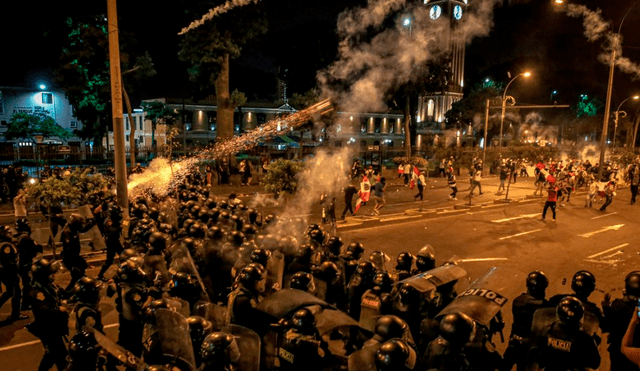 Descontrol y abuso del armamento antidisturbios por parte de la PNP puede ocasionar consecuencias nefastas, como la muerte de protestantes. Foto: John Reyes/La República