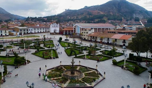 La plaza mayor se caracteriza por su gran cantidad de arbustos ornamentales. Foto: Trebol Tours Perú