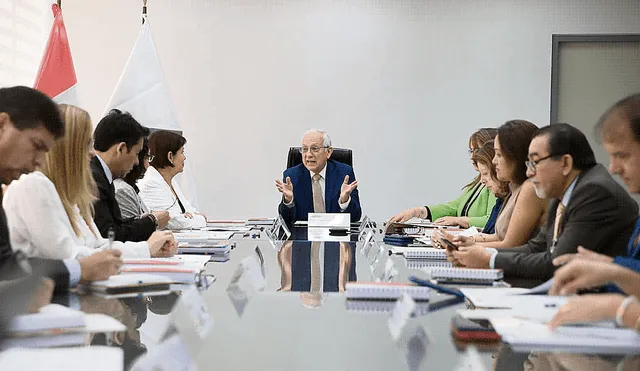 Gestos. El ministro Óscar Becerra decidió modificar la conformación del CNE. Este cambio, a decir de varios expertos, afecta las políticas educativas y resta autonomía al ente consultivo. Foto: difusión