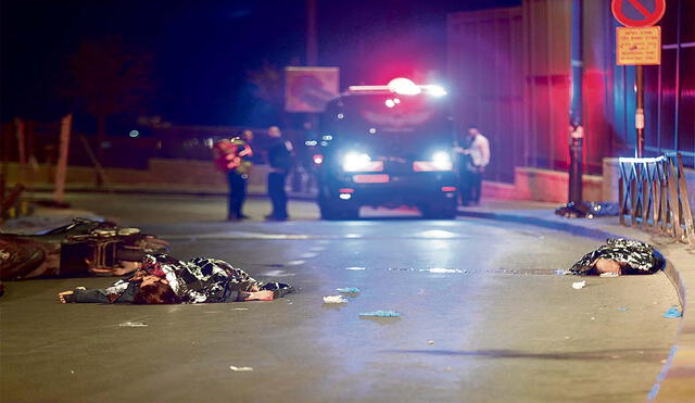 Otra masacre. Los cadáveres de ciudadanos israelíes yacen en la pista contigua a la sinagoga donde se produjo el atentado. Foto: EFE