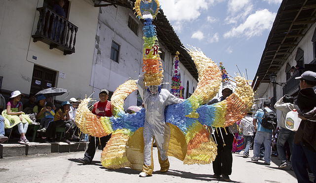 Luz de esperanza. El carnaval cajamarquino inyectaría a la economía entre 30 y 40 millones de soles este año. Se espera la llegada de hasta 40.000 visitantes. Foto: Clinton Medina/La República